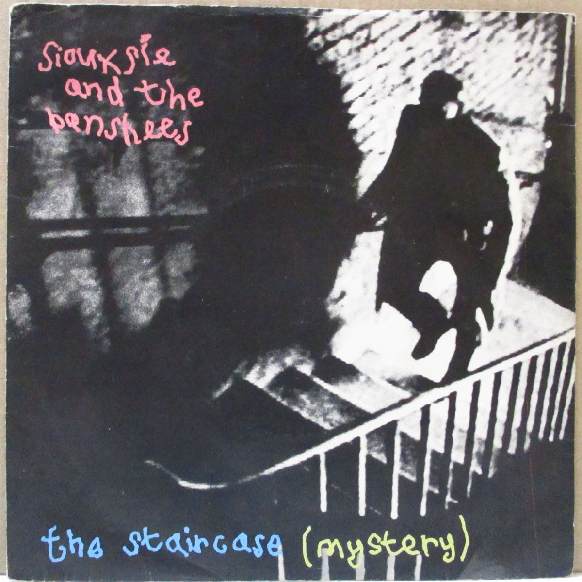 SIOUXSIE AND THE BANSHEES (スージー・アンド・ザ・バンシーズ)  - The Staircase - Mystery (UK オリジナル・プラスチックラベ・フラットセンター 7インチ+光沢ソフト紙ジャケ)