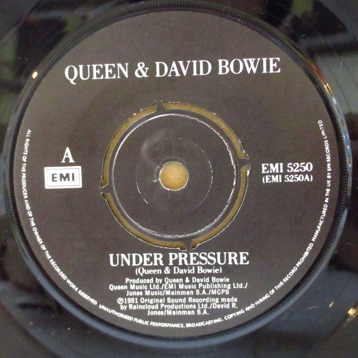 QUEEN & DAVID BOWIE (クイーン & デヴィッド・ボウイ)  - Under Pressure (UK '81 オリジナル「黒紙ラベ・ラウンドセンター」 7インチ+「アーティスト名と曲名の位置が離れた」光沢ジャケ)