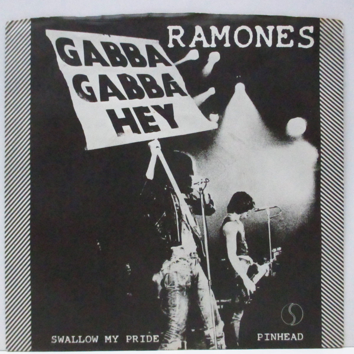 RAMONES (ラモーンズ)  - Swallow My Pride +2 (UK オリジナル「フラットセンター」7"/マットソフト紙折り返しジャケ) US盤とはジャケ及びB面違い！